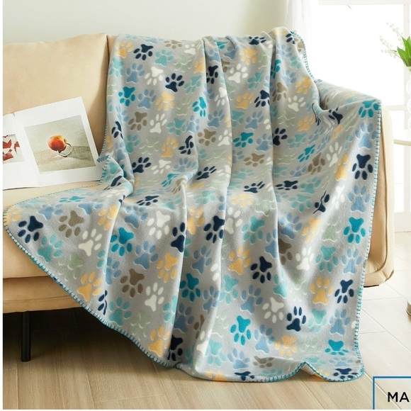 NWT Big Fleece Throw in blue gray paw pattern 50 in X 60 in - Picture 2 of 5